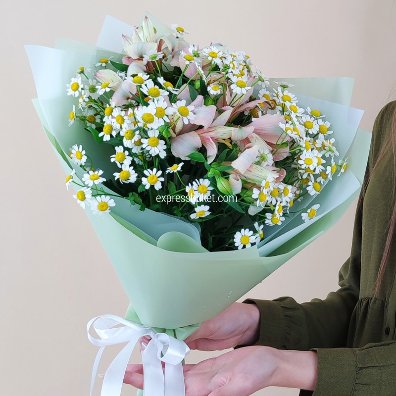 Букет альстромерий с танацетумом